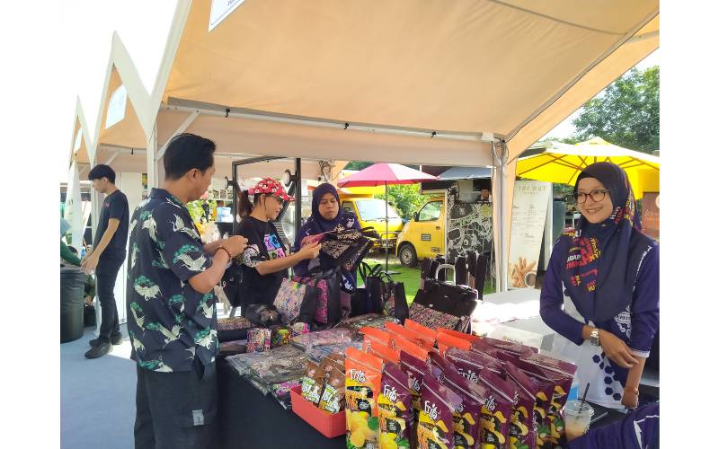 Pengunjung melihat produk yang dipamer dan dijual sempena #BerbudiBersama anjuran Khazanah Nasional Berhad (Khazanah) yang diadakan Masoorat Heritage Park di sini pada Sabtu.