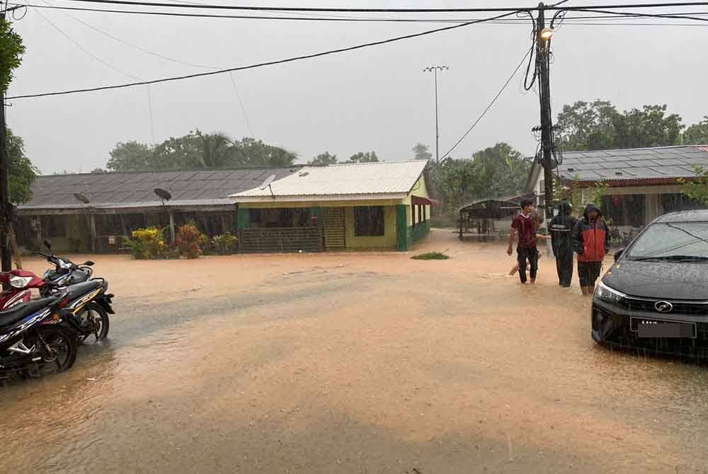 Keadaan rumah penduduk di Kampung Sri Behrang yang dinaiki air akibat hujan lebat berterusan lebih lima jam pada Ahad. - Foto: APM