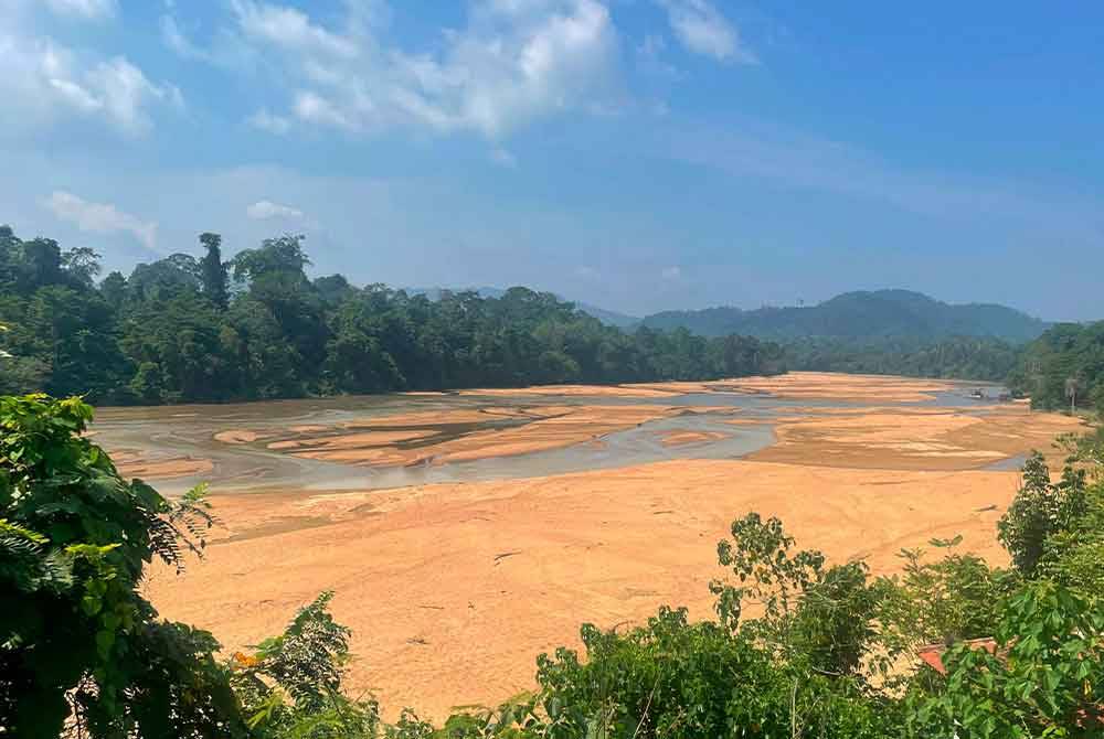 Keadaan air Sungai Tembeling, Jerantut, Pahang yang semakin menyusut sehingga membentuk beberapa beting pasir. Foto Bernama