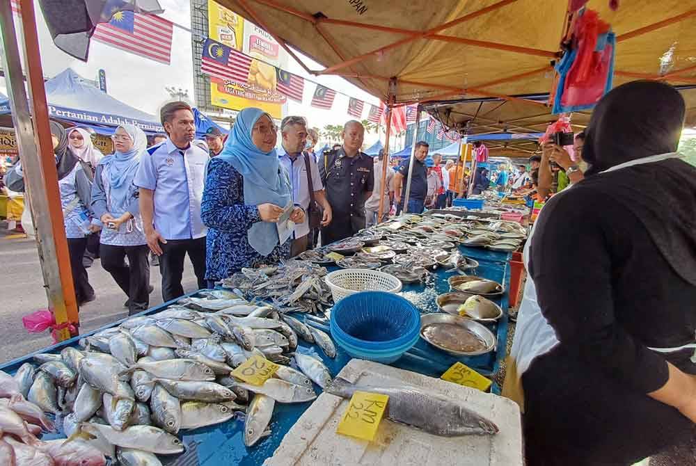 Fuziah memaklumkan kepada peniaga supaya memohon fleet card supaya mendapat penyasaran subsidi diesel ketika sesi libat urus SKDS 2.0 di Pasar Tani Pusat Transformasi Bandar pada Ahad.