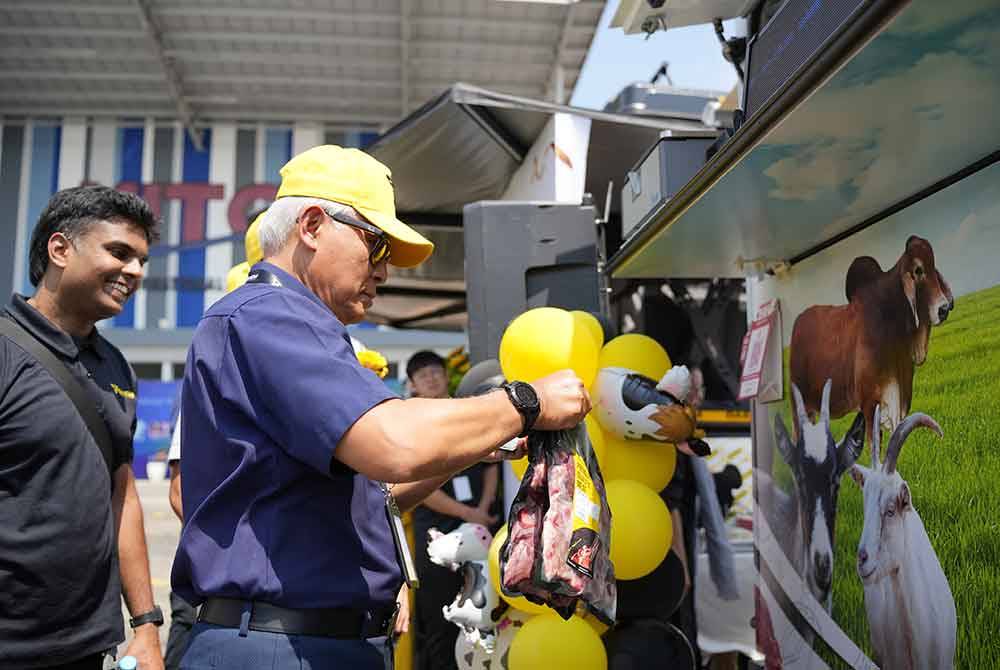 Majlis Pelancaran Daem Meat Nomads disempurnakan oleh Acryl Sani.