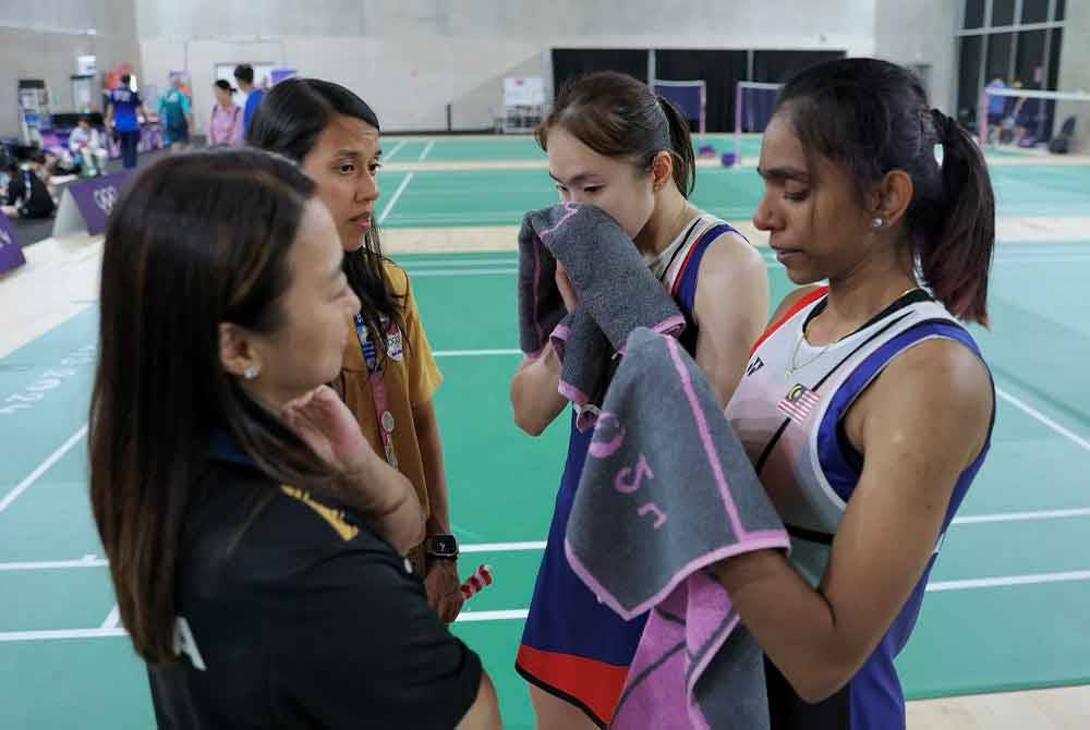 Pearly-Thinaah memberi tentangan sengit kepada pasangan dari China yang menduduki ranking pertama dunia. - Facebook Nicol David