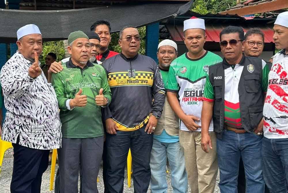Muhammad Sanusi (tiga dari kiri) bersama pengundi di DUN Nenggiri pada Ahad