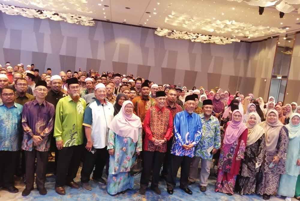 Abdul Aziz (tengah) pada Majlis Perasmian Bulan Pembebasan Riqab di Hotel KSL Esplanade pada Ahad.