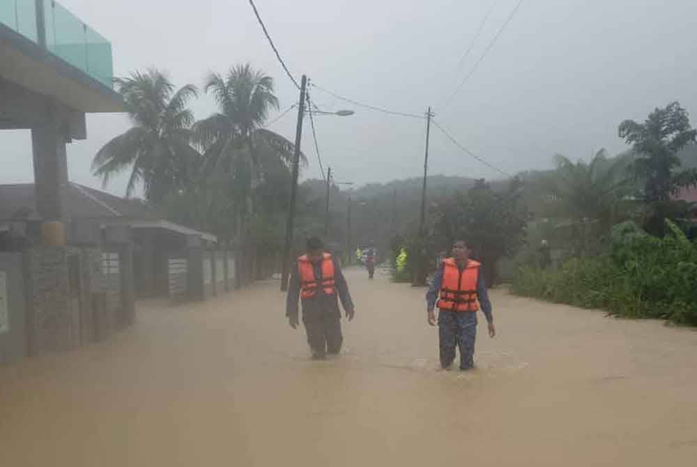 15 mangsa banjir berlindung di dua PPS yang dibuka sejak tengah hari pada Ahad. - Foto: APM