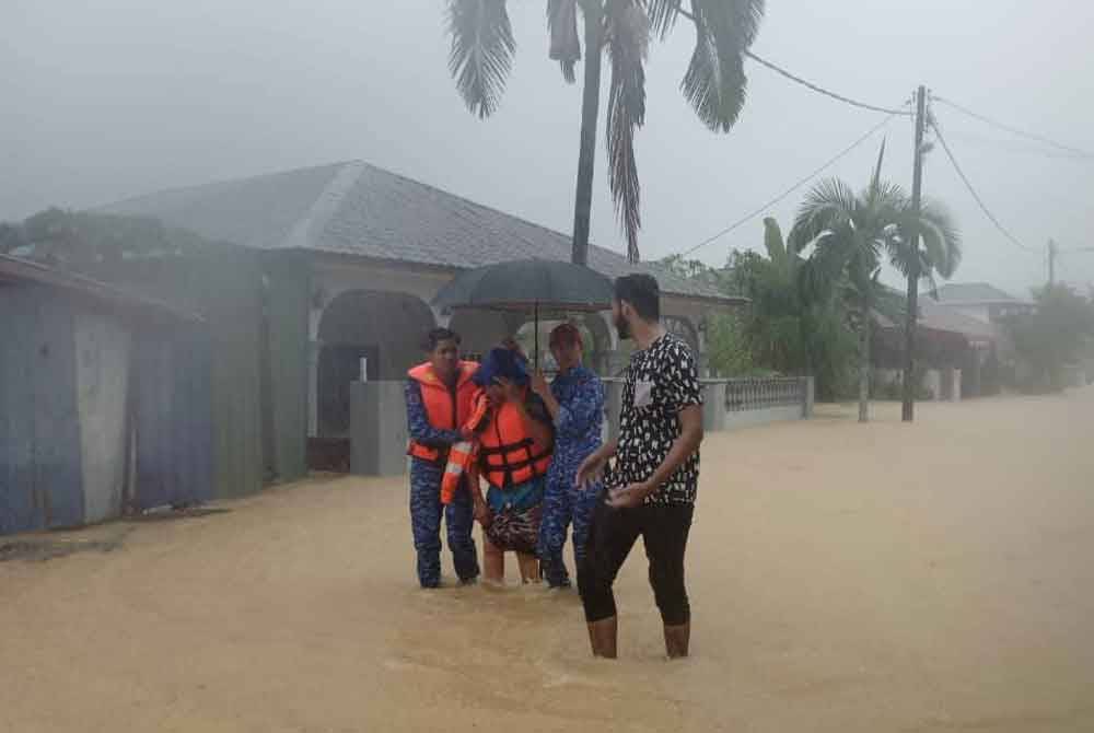 Hujan lebat berterusan menyebabkan empat kawasan penduduk dinaiki air di Tanjung Malim. Foto: APM