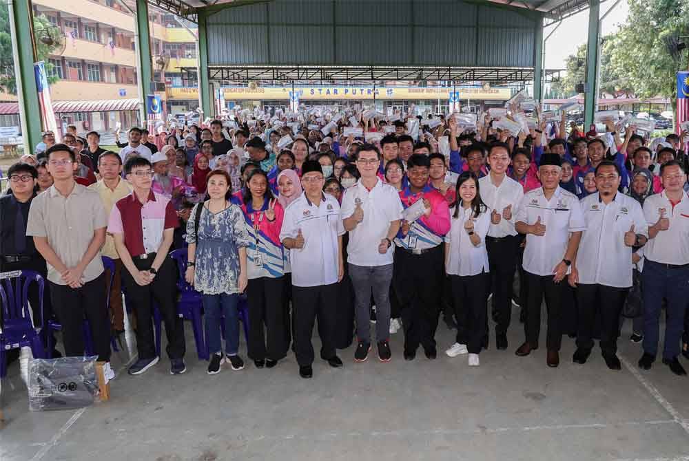Nie Ching (depan lima dari kanan) bergambar bersama para pelajar pada Majlis Cemerlang Hari Ini, Gemilang Esok di Sekolah Menengah Kebangsaan Tunku Abdul Rahman Putra. - Foto: Bernama