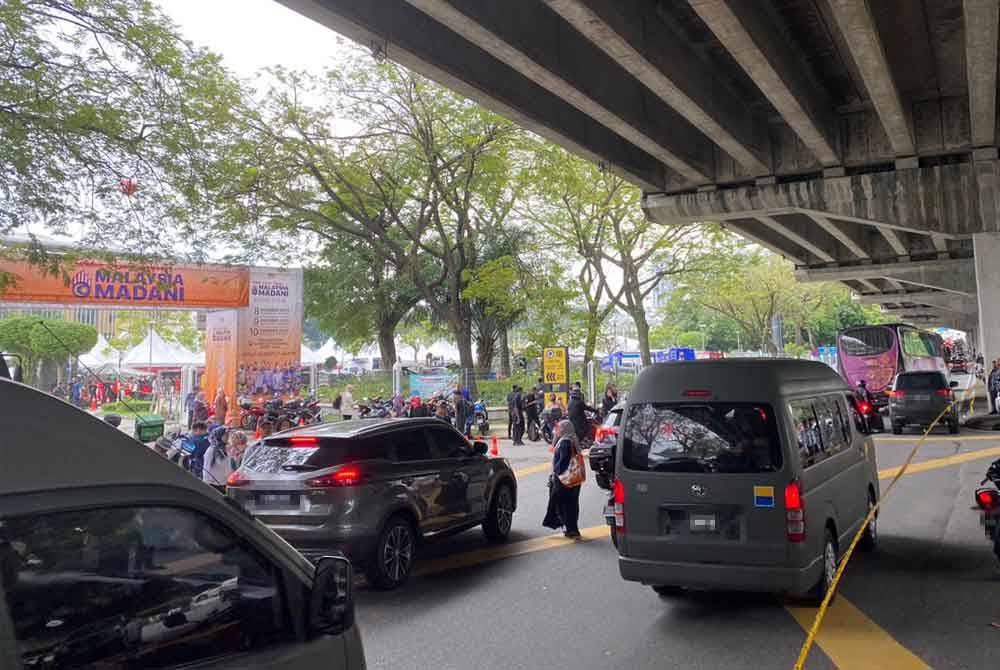 Keadaan lalu lintas sempena Himpunan Pembebasan Palestin di Axiata Arena, Bukit Jalil pada Ahad.