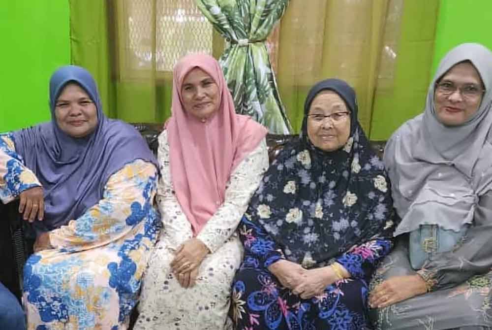 Allahyarhamah Che Tom (dua kanan) bersama semua anak perempuannya ketika beliau masih sihat.