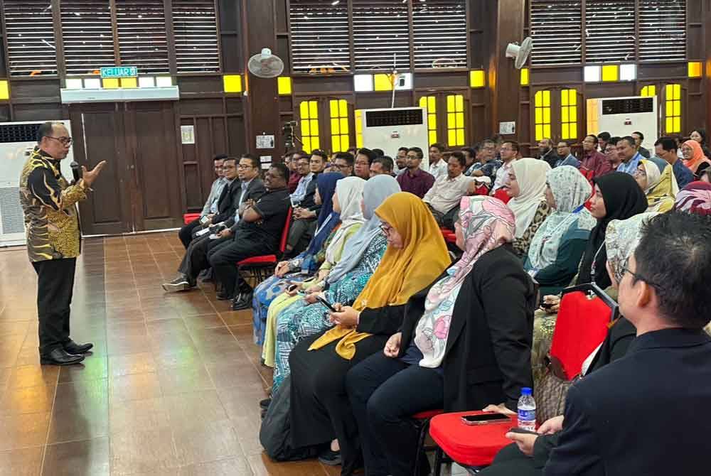 Mohammad Shatar (kiri) yang menyampaikan syarahan di UMK.