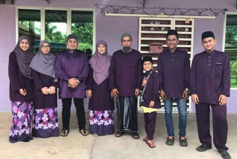Gambar kenangan Muhamad Ikram (kanan) bersama keluarga.