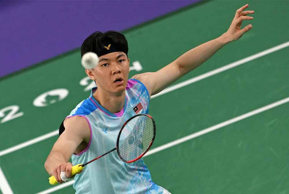 Zii Jia menyambut pukulan Kunlavut pada aksi separuh akhir perseorangan lelaki Olimpik. Foto: AFP