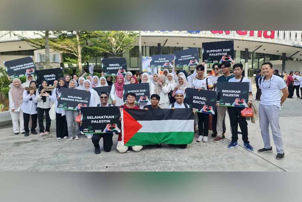Sebahagian rakyat Malaysia yang hadir menyertai Himpunan Pembebasan Palestin di Axiata Arena, Bukit Jalil, pada Ahad.