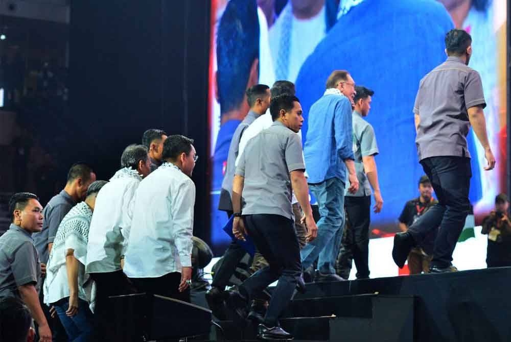 Anwar tiba di Axiata Arena, Bukit Jalil bagi menyertai Himpunan Pembebasan Palestin.
