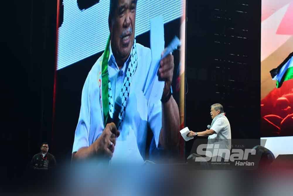 Mohamad ketika berucap pada Himpunan Pembebasan Palestin di Arena Axiata Bukit Jalil pada Ahad. Foto Sinar Harian-ASRIL ASWANDI SHUKOR.