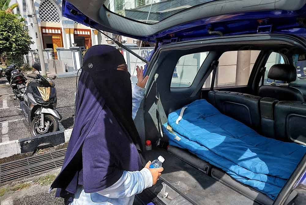 Nur Imlah Syafini mengemas barang-barang dalam keretanya.