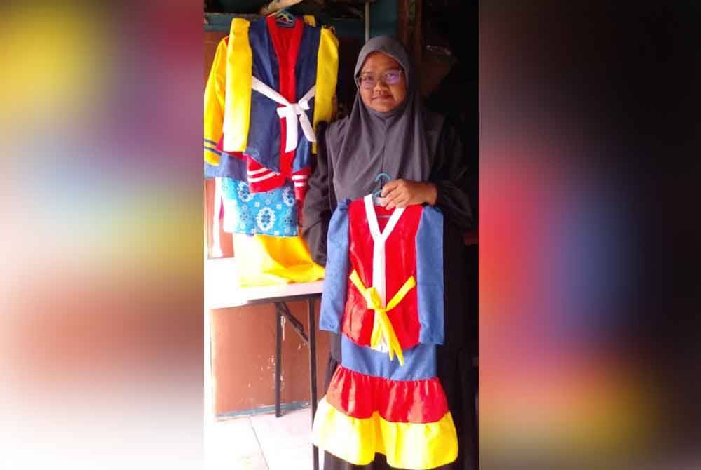 Rodziah menunjukkan pakaian yang dijahit sempena sambutan bulan kemerdekaan.