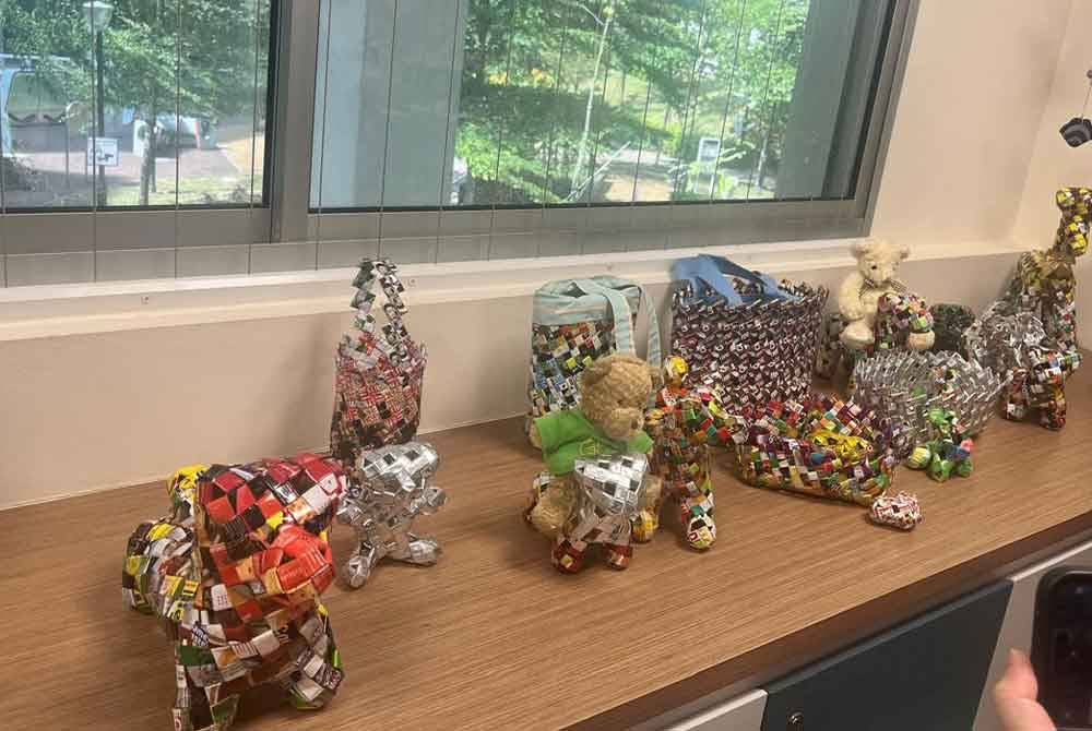 Kreativiti warga emas di pusat itu menghasilkan kraftangan unik.