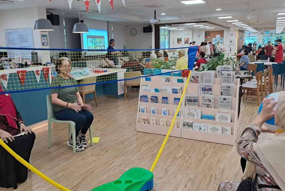 Antara aktiviti menarik yang disediakan di Pusat Penuaan Aktif NTUC Health di Bukit Batok West.