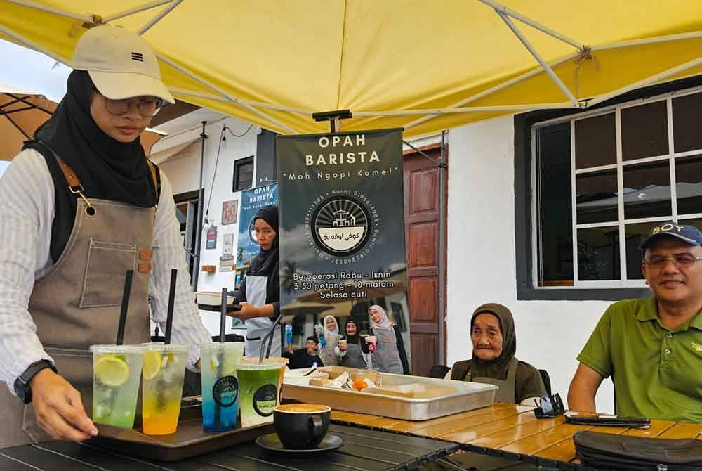 Opah Barista menjadi pilihan pelanggan dari Kampung Gajah, Perak menikmati hidangan makanan tradisional dan barat secara santai.