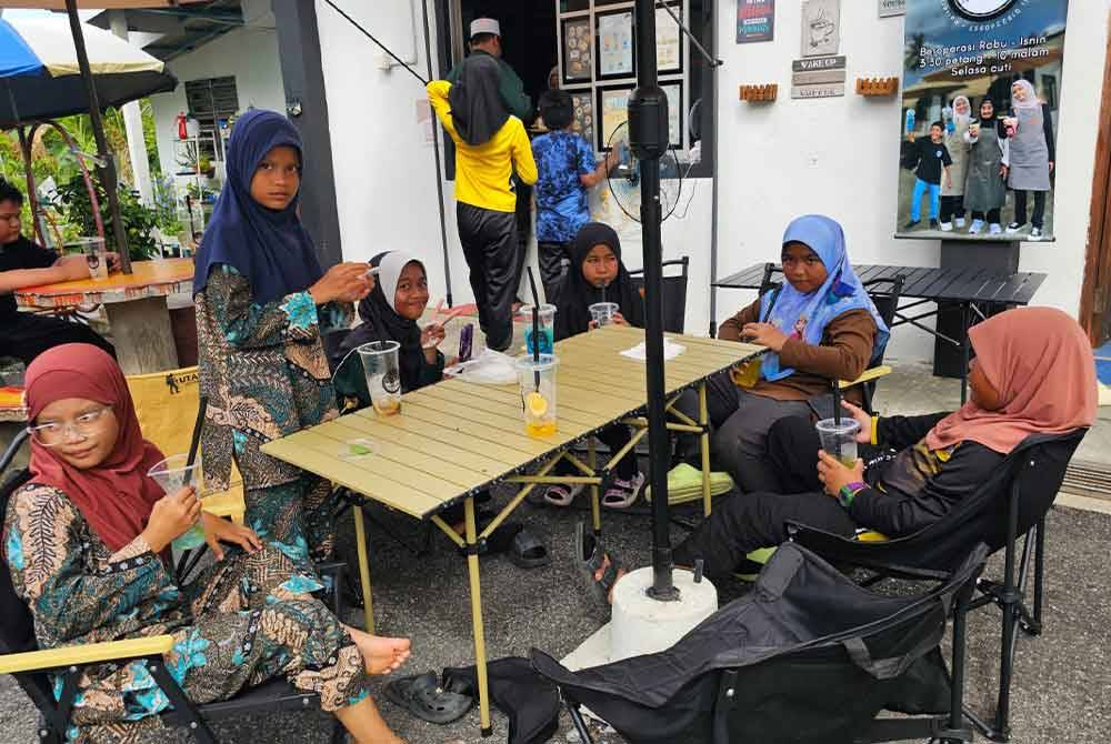 Pelanggan yang berkunjung ke Opah Barista dapat meniknati dodol dan minuman secara santai di premisnya di Kampung Gajah.
