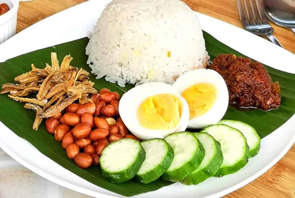 Nasi lemak merupakan sajian utama sarapan rakyat Malaysia.