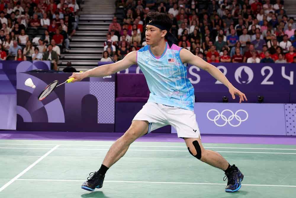 Zii Jia ketika menentang Kunlavut dalam aksi separuh akhir badminton lelaki Paris 2024 di Arena Porte De La Chapelle.