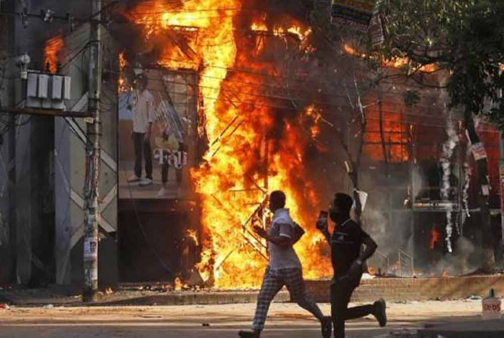 Perintah berkurung yang dikenakan kerajaan dan pemadaman internet mudah alih di Dhaka telah meningkatkan lagi ketegangan. Foto AP