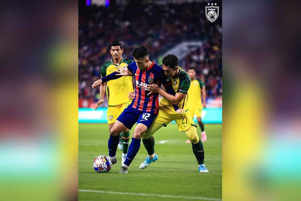 Pemain JDT, Arif Aiman Hanapi diasak pertahanan KDA FC. - Foto FB Johor SouthernTigers