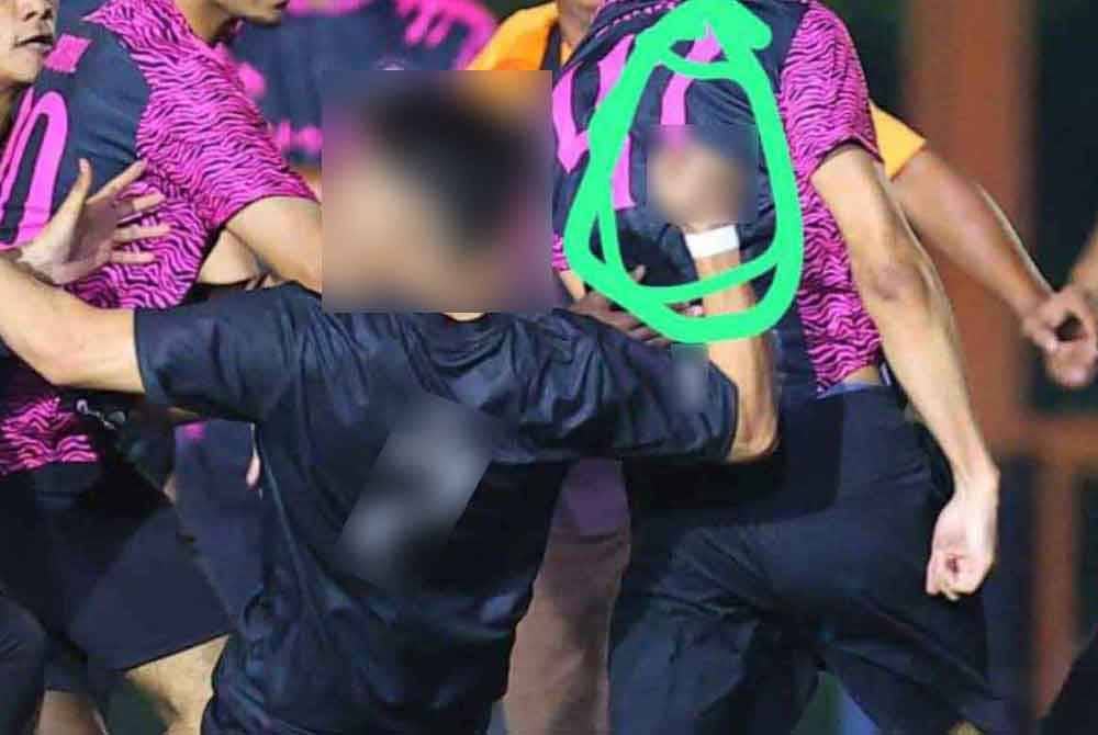 Foto tular di media sosial memaparkan seorang pemain bola sepak didakwa membawa senjata tajam.