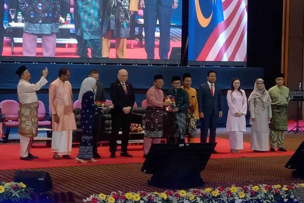 Amirudin (lima kiri) pada Majlis Pelancaran Kempen Kibar Jalur Gemilang Peringkat Negeri Selangor di Shah Alam.