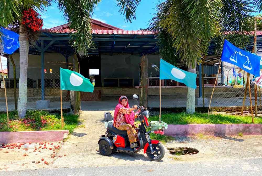 Masalah ketiadaan stesen minyak menyebabkan penduduk di DUN Nenggiri ada yang memilih memiliki motosikal elektrik untuk kemudahan mereka bergerak di dalam kawasan kampung.