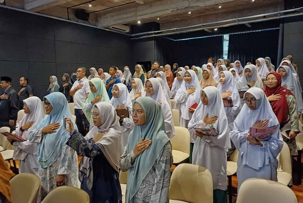 Sebahagian tetamu yang hadir membaca ikrar pada program Islamik Fesyen Festival “Discover The Beauty of Modesty” #QuranHour” di Panggung Tun Razak, Muzium Sultan Abu Bakar di sini, pada Isnin