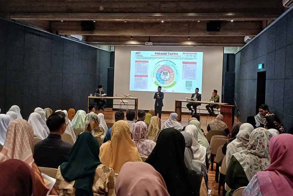 Pentadabbur, Fazrul menjelaskan etika berpakaian mengikut panduan al-Quran pada
Program Islamik Fesyen Festival “Discover The Beauty of Modesty” #QuranHour” di Panggung Tun Razak, Muzium Sultan Abu Bakar di sini, pada Isnin