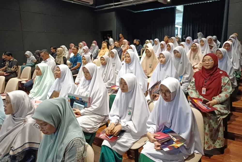 Tetamu hadir termasuk pelajar sekolah mendengar etika berpakaian pada
rogram Islamik Fesyen Festival “Discover The Beauty of Modesty” #QuranHour” di Panggung Tun Razak, Muzium Sultan Abu Bakar di sini, pada Isnin.