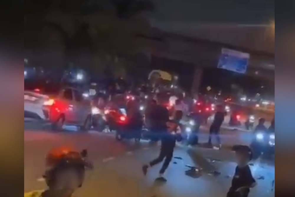 Orang ramai berkumpul di lokasi kejadian kemalangan melibatkan empat motosikal di Persiaran Raja Muda Musa, Klang pada Ahad.