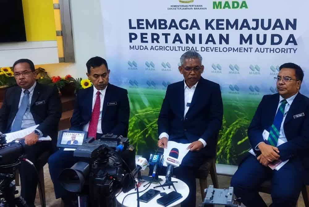 Dr Ismail (kanan) pada sidang akhbar berkenaan status empangan di bawah seliaan MADA pada Isnin.