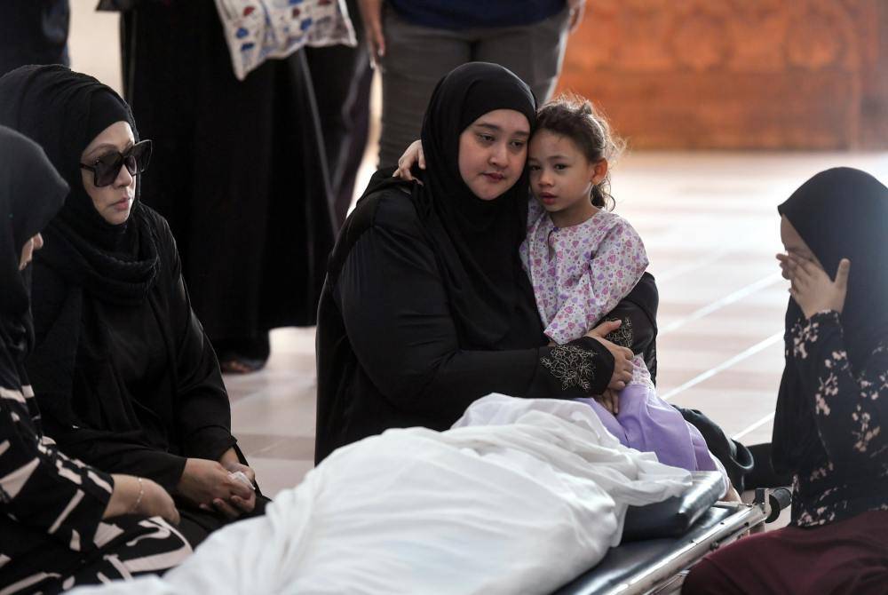 Zaitoon (dua dari kiri) setia di sisi suaminya.