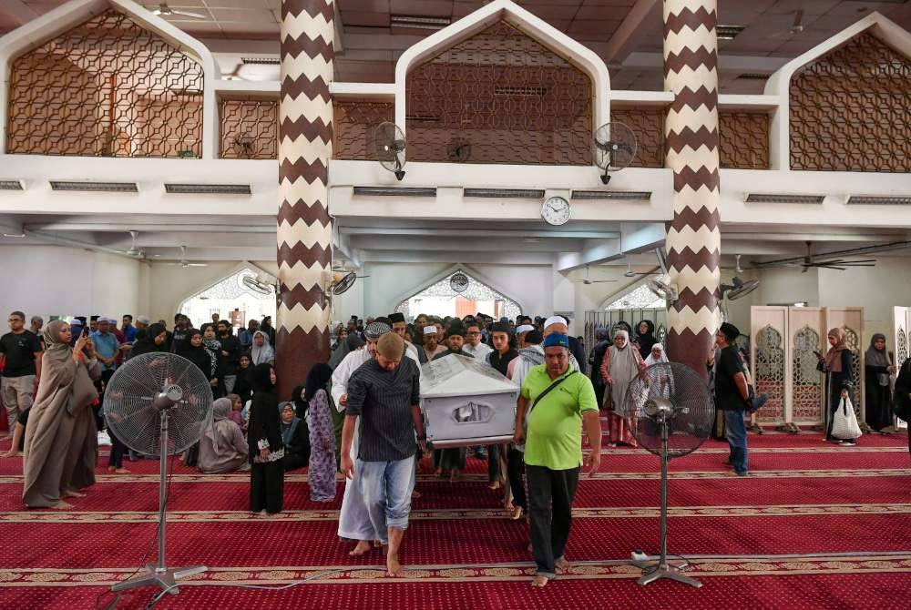 Jenazah Allahyarham Mohd Fauzi atau dikenali sebagai Jay Jay diusung masuk ke Masjid Al-Husna Bandar Sunway untuk solat jenazah pada Isnin.