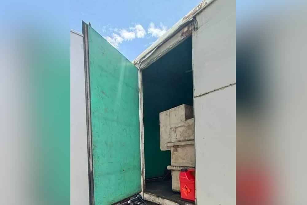 Belakang lori terdapat tangki tambahan jenis fiber untuk menyimpan diesel yang dibeli dari stesen minyak.