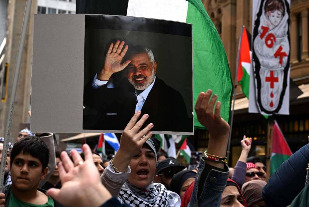 Penunjuk perasaan pro-Palestin berarak di Sydney, Australia bagi membantah pembunuhan Ismail Haniyeh oleh Israel di Iran. -AFP