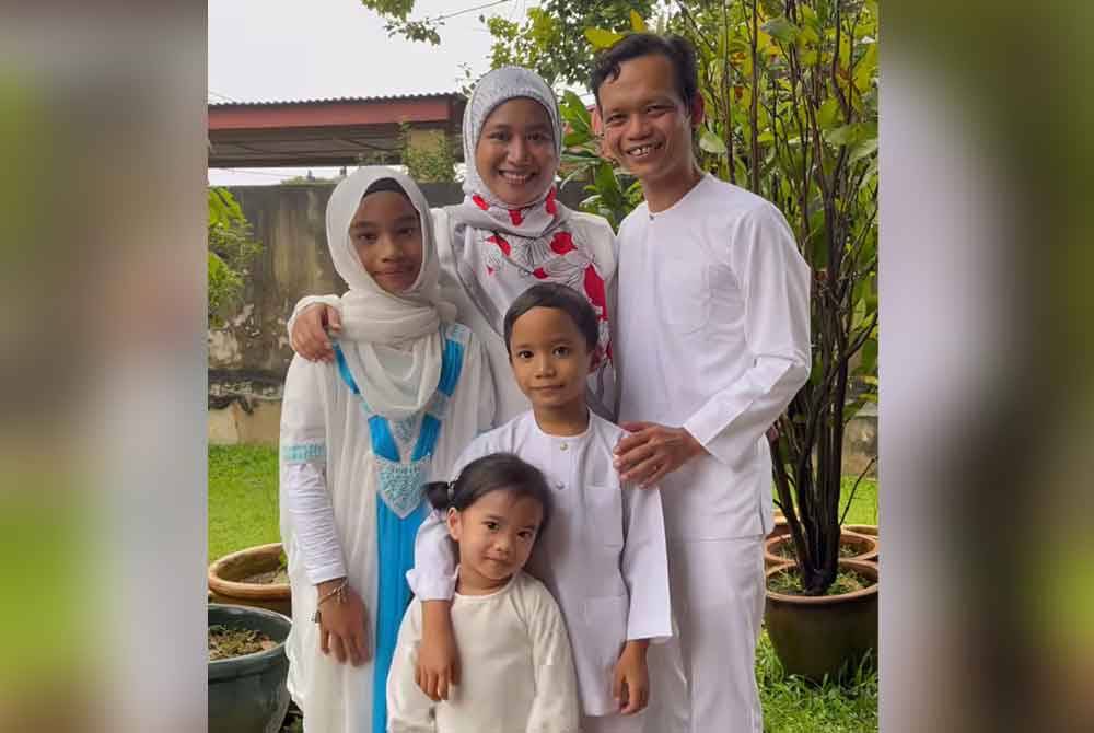 Raja Faizul bersama isteri dan tiga anaknya.