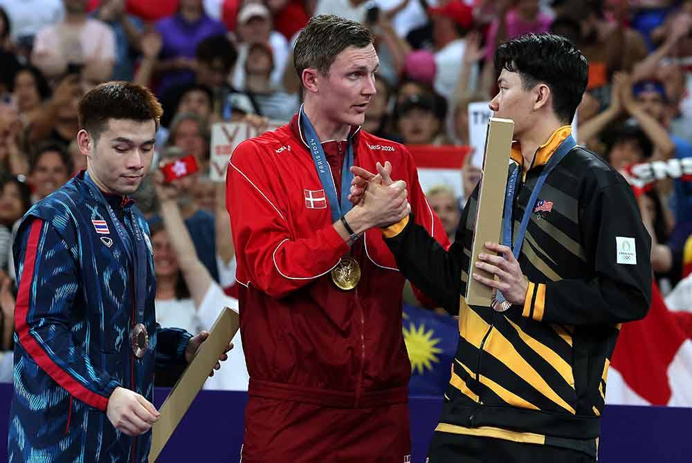 Zii Jia (kanan) menerima gangsa, pingat emas dimenangi oleh pemain Denmark, Viktor Axelsen (tengah) dan pingat perak dimenangi oleh pemain Thailand, Kunlavut Vitidsarn. Foto Bernama