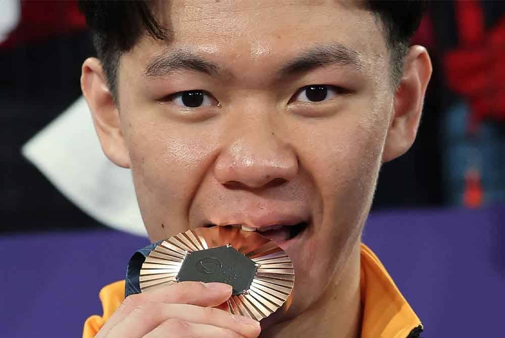 Zii Jia menerima pingat gangsa dalam acara badminton perseorangan lelaki Sukan Olimpik Paris 2024, di Arena Porte De La Chapelle pada Isnin. Foto Bernama