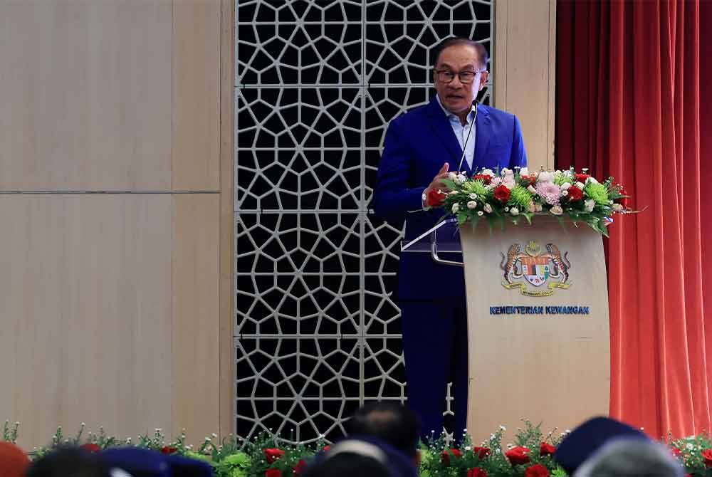 Anwar menyampaikan ucapan pada Majlis Perhimpunan Warga Kerja Kementerian Kewangan pada Selasa. Foto Bernama