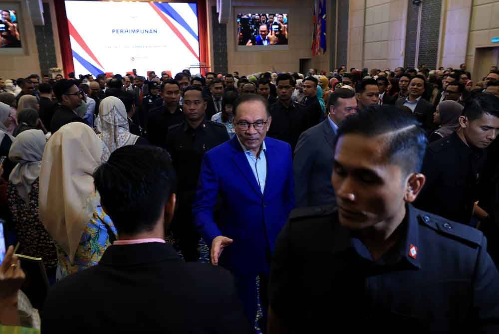 Anwar beramah mesra bersama warga Kementerian Kewangan selepas hadir pada Majlis Perhimpunan Warga Kerja kementerian itu pada Selasa. Foto Bernama