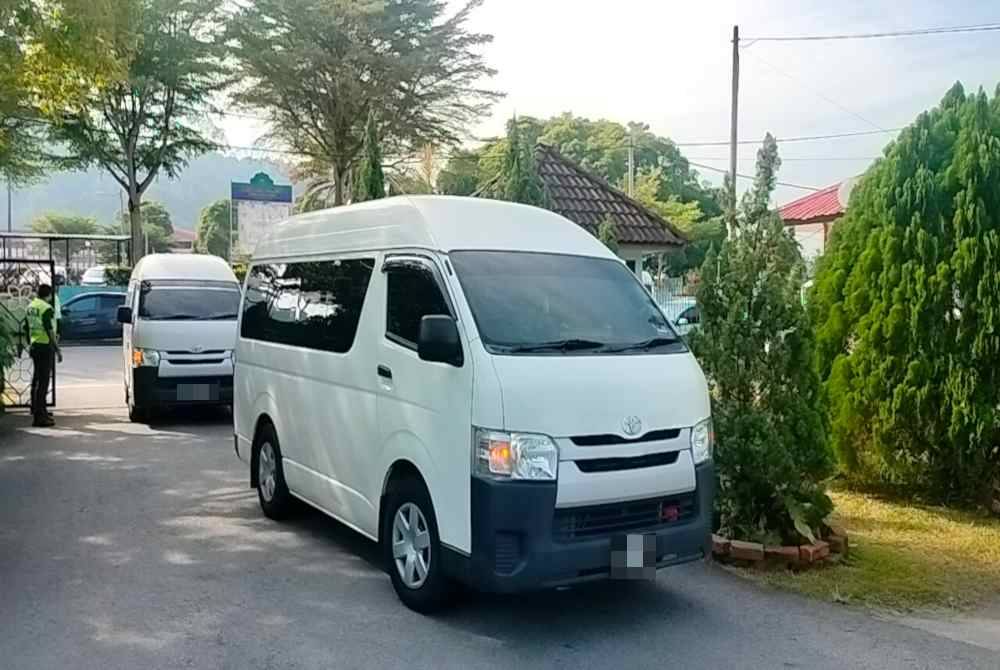 Van membawa pengikut Millah Abraham yang ditahan sebelum ini, tiba di Mahkamah Rendah Syariah Batu Pahat pada Selasa.