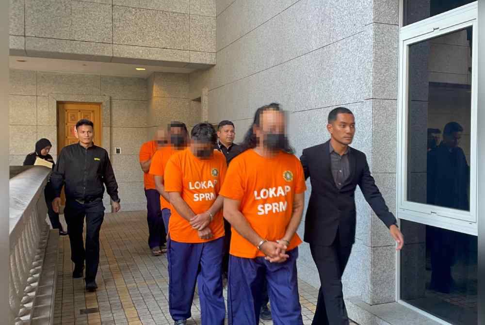 Tiga individu direman lima hari, manakal dua lagi direman tiga hari untuk siasatan kes rasuah kontrak pembersihan kapal tangki bernilai RM15.3 juta.