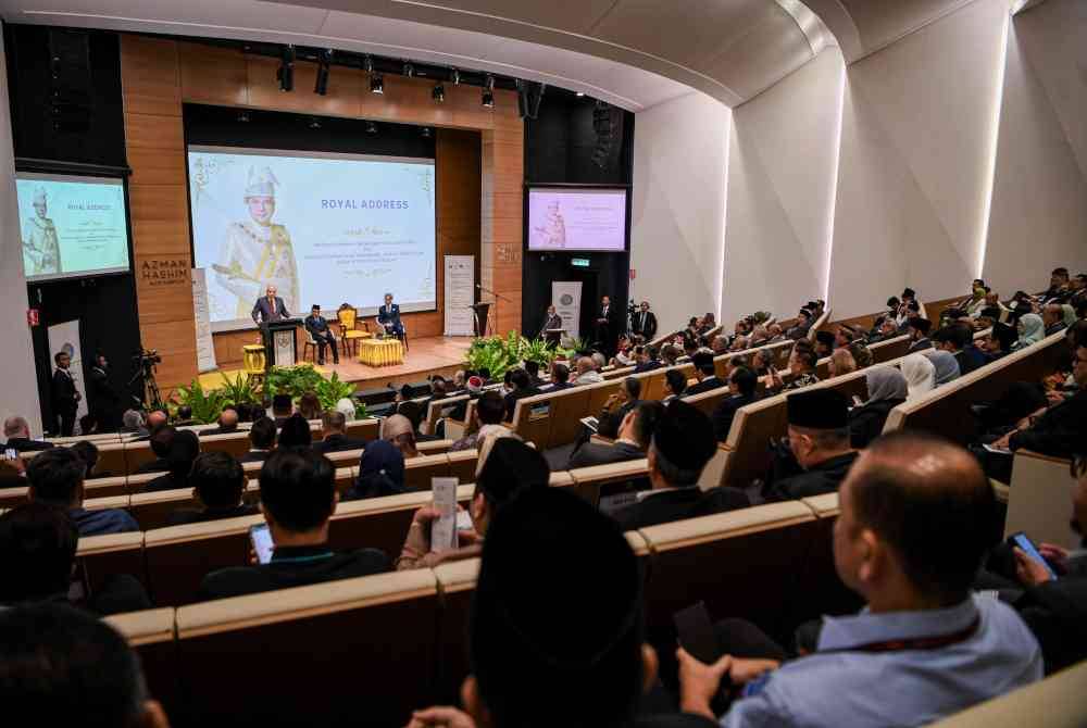 Sultan Nazrin Shah (kiri) berkenan menyampaikan titah ucapan perasmian pada program Regional Southeast Asia Human Dignity Conference 2024: 