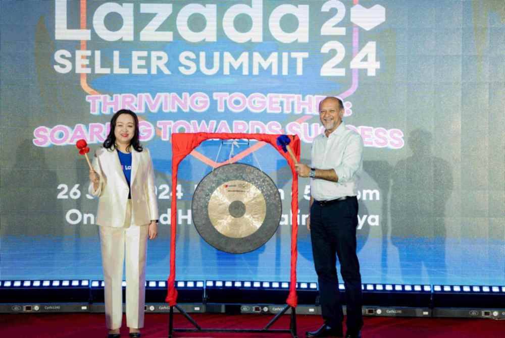 Lazada meraikan usahawan e-dagang berprestasi tinggi di One World Hotel.